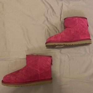Ugg Arden Lonely Hearts short boots Size 5 NWT